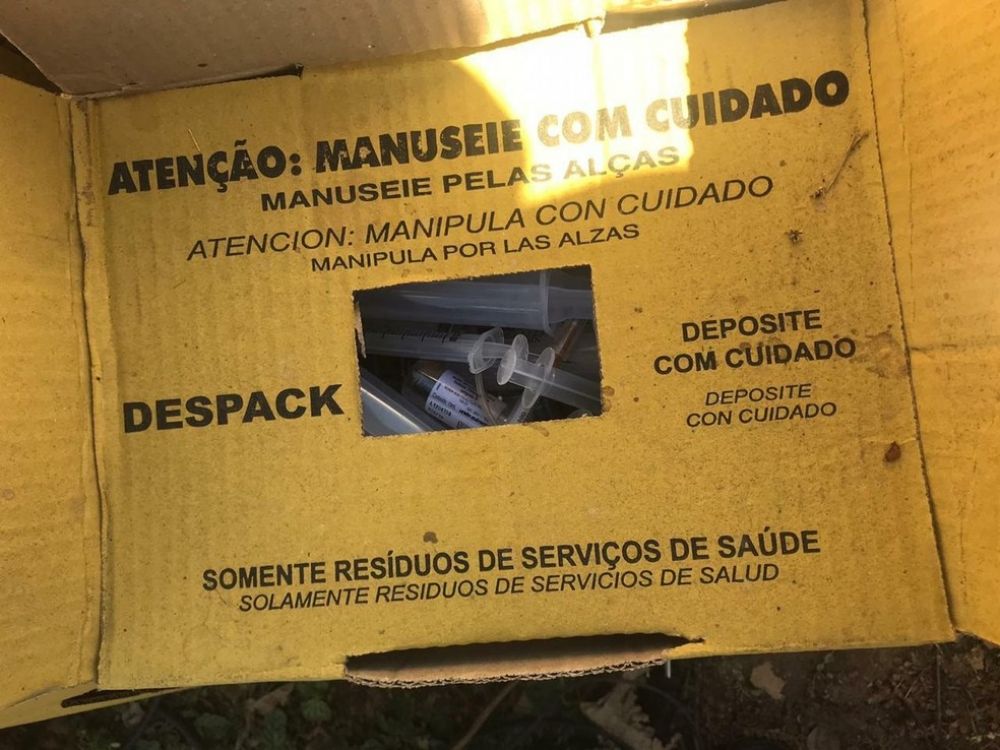 Seringas ainda estavam com agulhas quando foram descartadas &mdash; Foto: Divulga&ccedil;&atilde;o/Prefeitura de Guara&iacute;