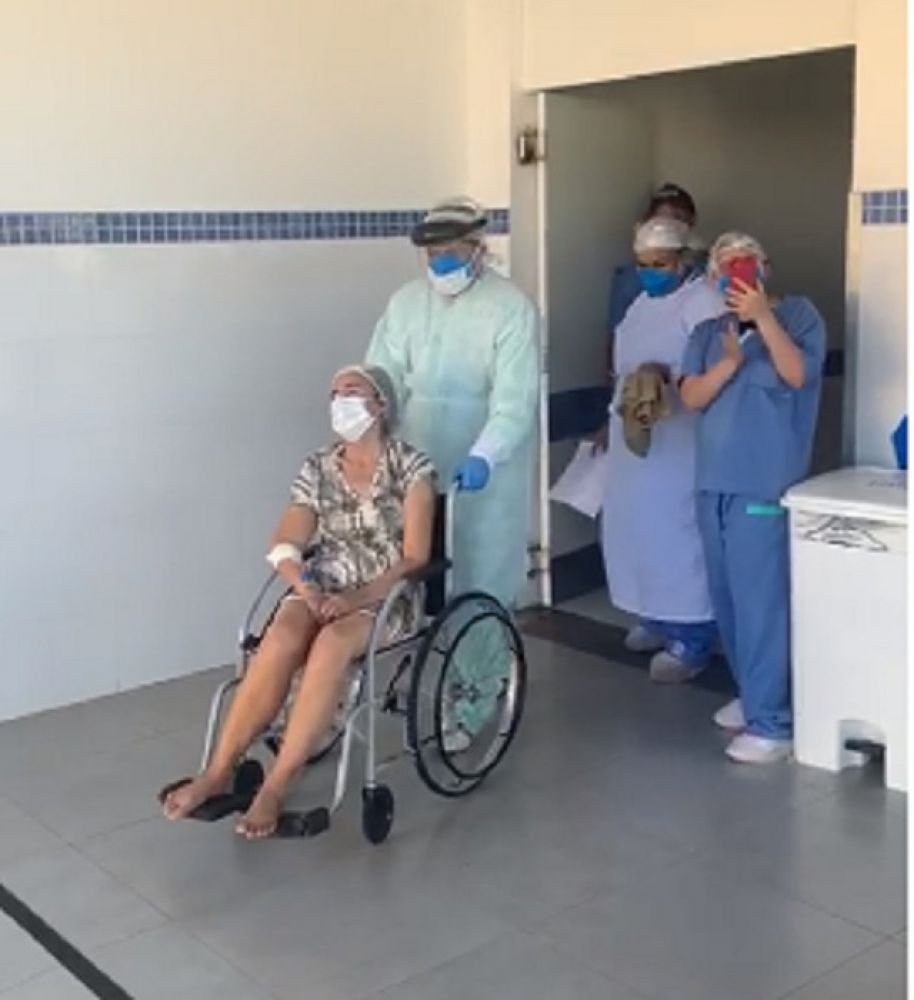 Momento em que idosa saiu do Hospital Regional de Gurupi &mdash; Foto: Reprodu&ccedil;&atilde;o