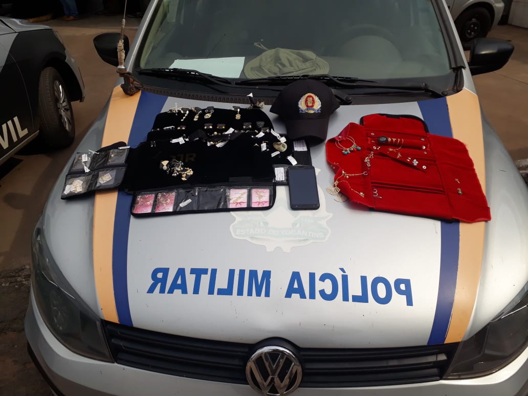 Celular e semijoias roubados pelo suspeito recuperados pela pol&iacute;cia/ Foto: Divulga&ccedil;&atilde;o/PM