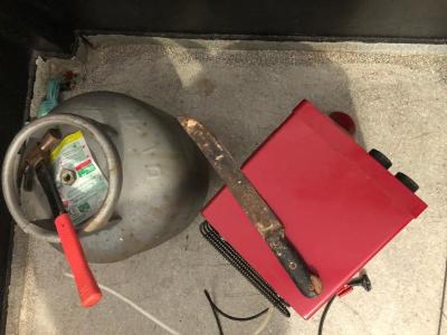 Objetos roubados do casal e fac&atilde;o usado no crime foram apreendidos &mdash; Foto: Divulga&ccedil;&atilde;o/Pol&iacute;cia Civil