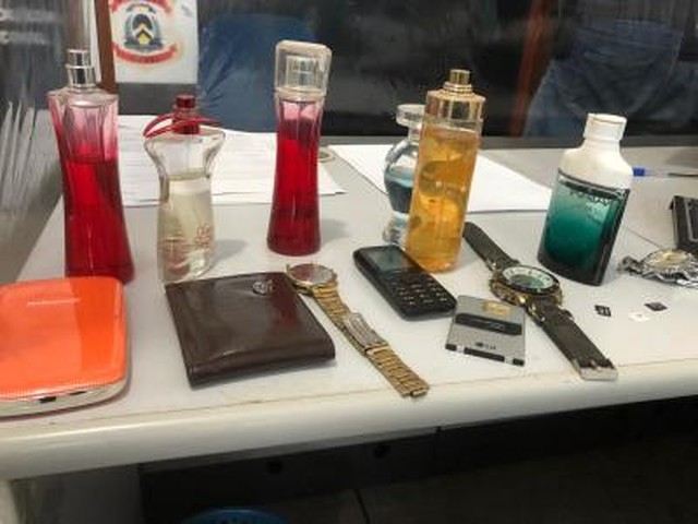Perfumes e rel&oacute;gios est&atilde;o entre os itens roubados &mdash; Foto: Divulga&ccedil;&atilde;o/Pol&iacute;cia Civil