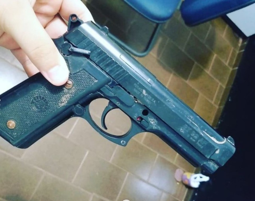 Simulacro de arma encontrada com suspeito &mdash; Foto: Divulga&ccedil;&atilde;o