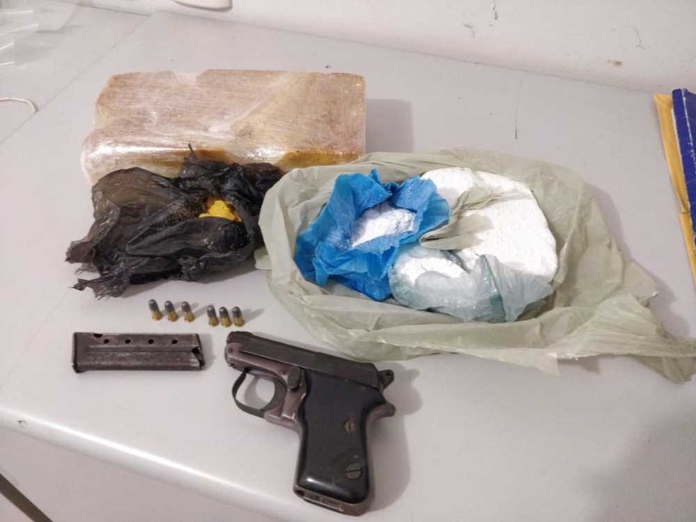As drogas estavam enterradas no quintal &mdash; Foto: Divulga&ccedil;&atilde;o/Pol&iacute;cia Militar