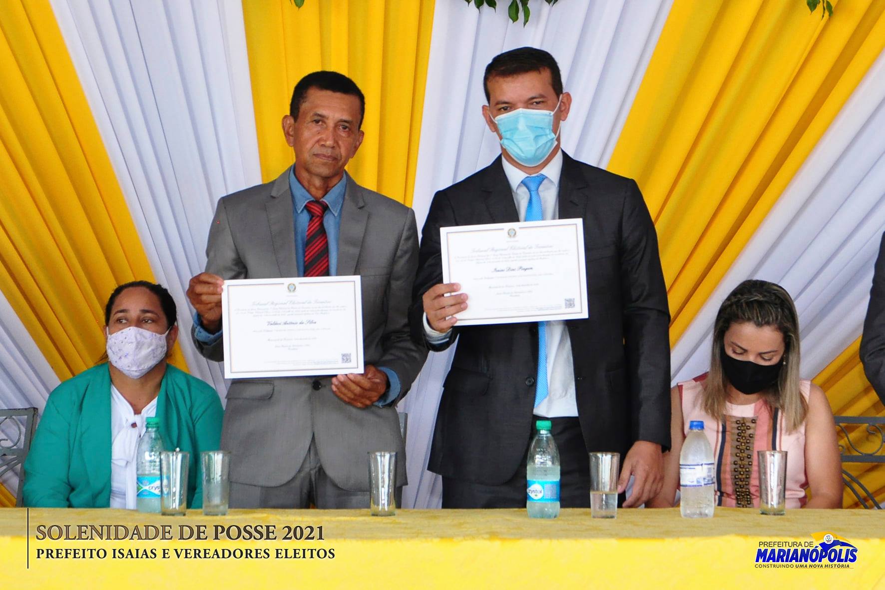 Valdeci Serafim e Isa&iacute;as Piagem exibem diploma antes de fazer o juramento quando tomaram posse no dia 1&ordm; de janeiro de 2021 - Foto: Divulga&ccedil;&atilde;o/Arquivo