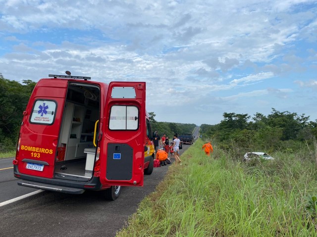 Bombeiros prestaram socorro e encaminharam as v&iacute;timas para o Hospital Municipal de Araguatins &mdash; Foto: Divulga&ccedil;&atilde;o/Corpo de Bombeiros