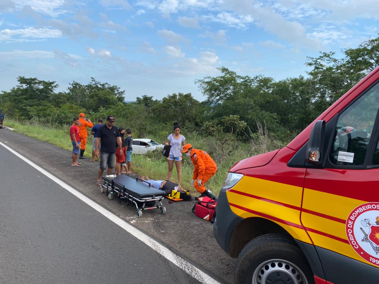 Bombeiros prestaram socorro e encaminharam as v&iacute;timas para o Hospital Municipal de Araguatins &mdash; Foto: Divulga&ccedil;&atilde;o/Corpo de Bombeiros