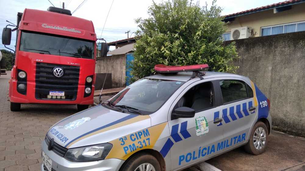 Caminh&atilde;o havia sido roubado no Maranh&atilde;o e foi localizado estacionado no p&aacute;tio de um posto de combust&iacute;veis da cidade &ndash; Foto: Divulga&ccedil;&atilde;o/PMTO