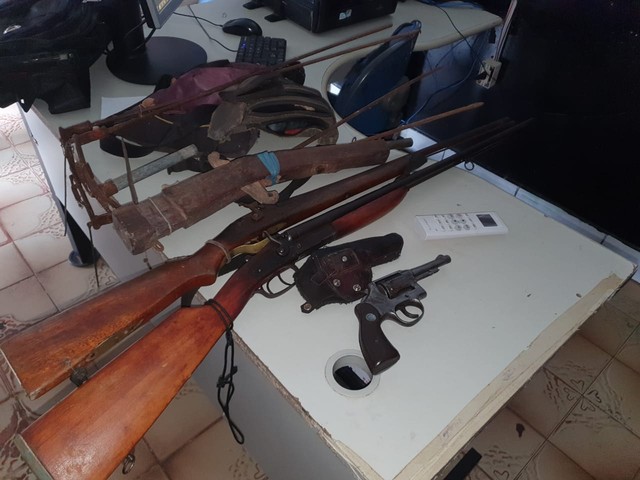 Armas foram encontradas na casa do suspeito &mdash; Foto: Divulga&ccedil;&atilde;o/Pol&iacute;cia Civil