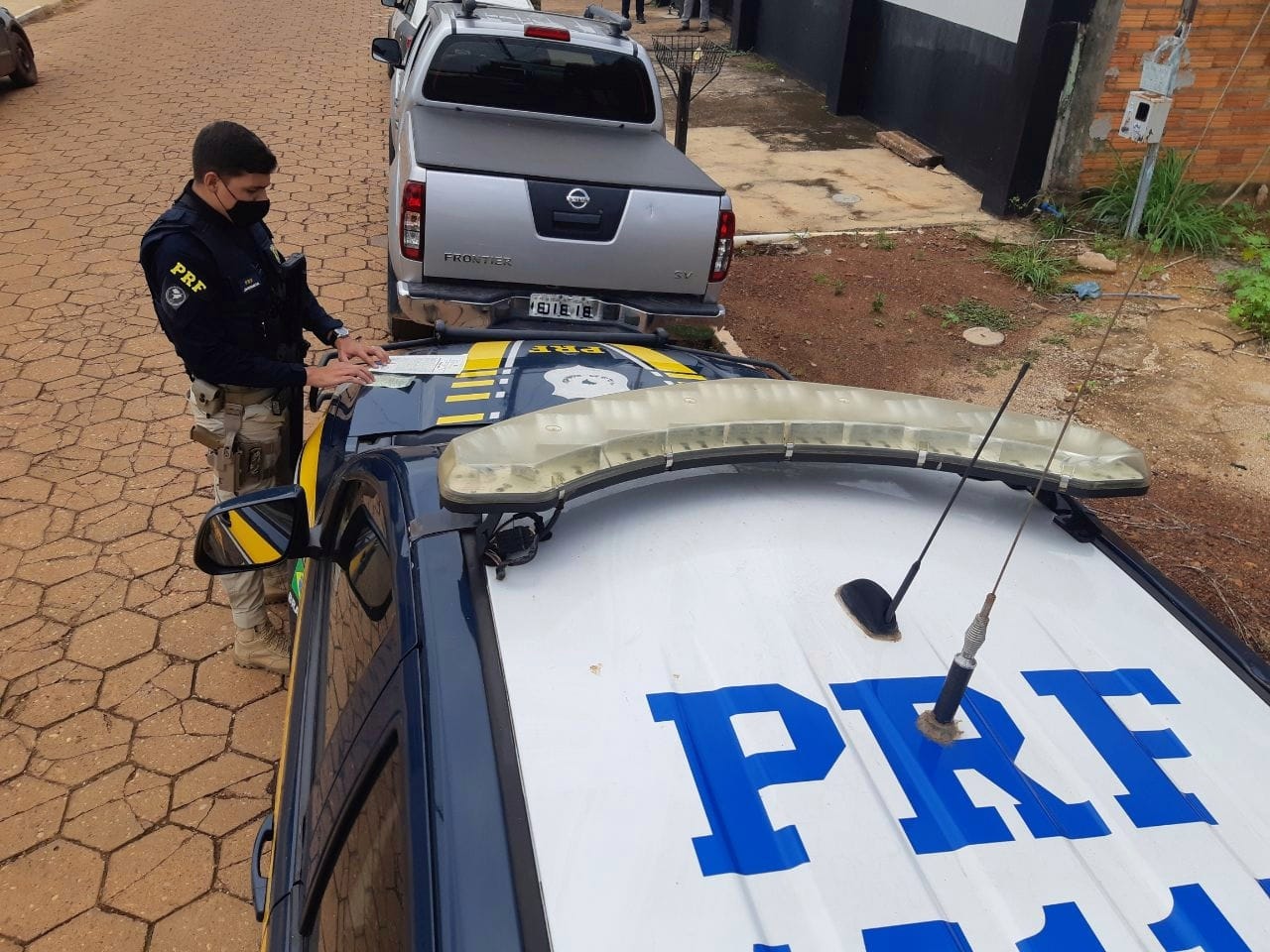 Caminhonete Nissam Frontier roubada no interior do Par&aacute; e recuperada pela PRF em Colinas do Tocantins - Foto: Divulga&ccedil;&atilde;o/PRF