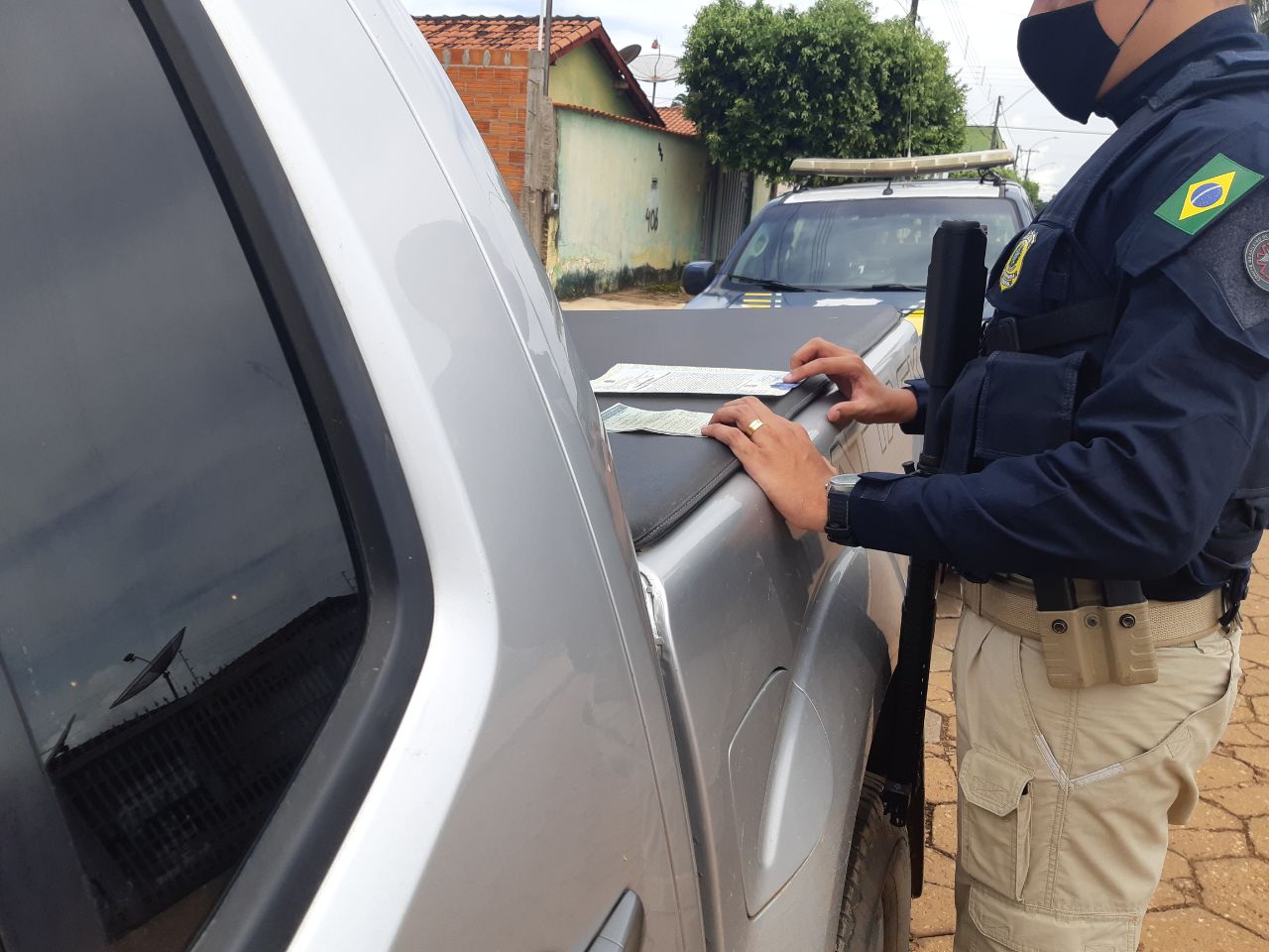 O condutor do ve&iacute;culo apresentou CRV e foi constatado de tratar de um documento falsificado &ndash; Foto: Divulga&ccedil;&atilde;o/PRF