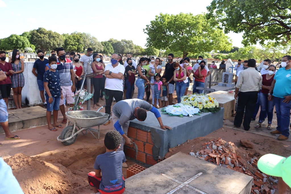 O corpo foi sepultado em um Cemit&eacute;rio de Porto Nacional, cidade onde Vilmar morava com a esposa e a filha &ndash; Foto: Alessandro Ferreira / Ag&ecirc;ncia Tocantins