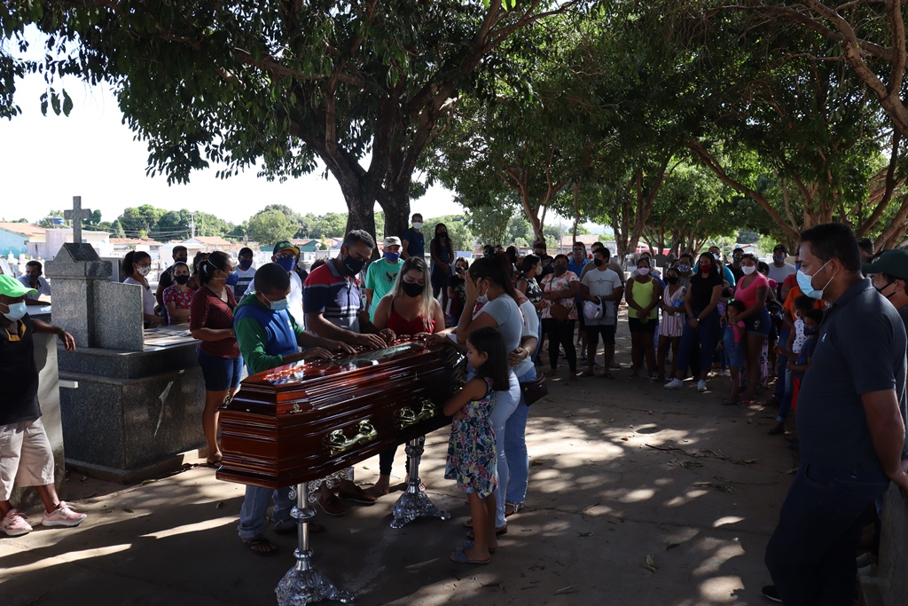 Dor e como&ccedil;&atilde;o marcam vel&oacute;rio e sepultamento do motorista Vilmar da Rocha Filho em Porto Nacional &ndash; Foto: Alessandro Ferreira / Ag&ecirc;ncia Tocantins 