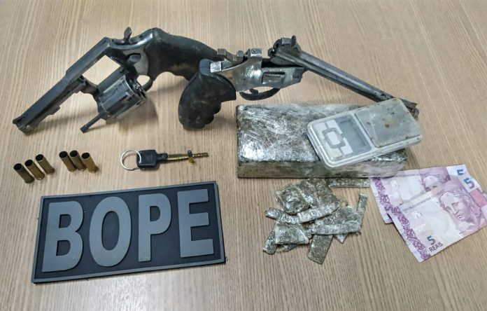 Armas, drogas e outros objetos il&iacute;citos apreendidos pelos militares do BOPE &ndash; Foto: Reprodu&ccedil;&atilde;o / Ag&ecirc;ncia Tocantins