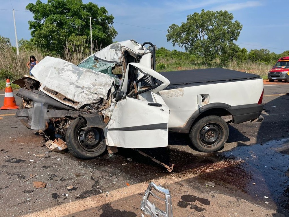 Ve&iacute;culo de carga ficou com a frente completamente destru&iacute;da &mdash; Foto: Divulga&ccedil;&atilde;o/Corpo de Bombeiro