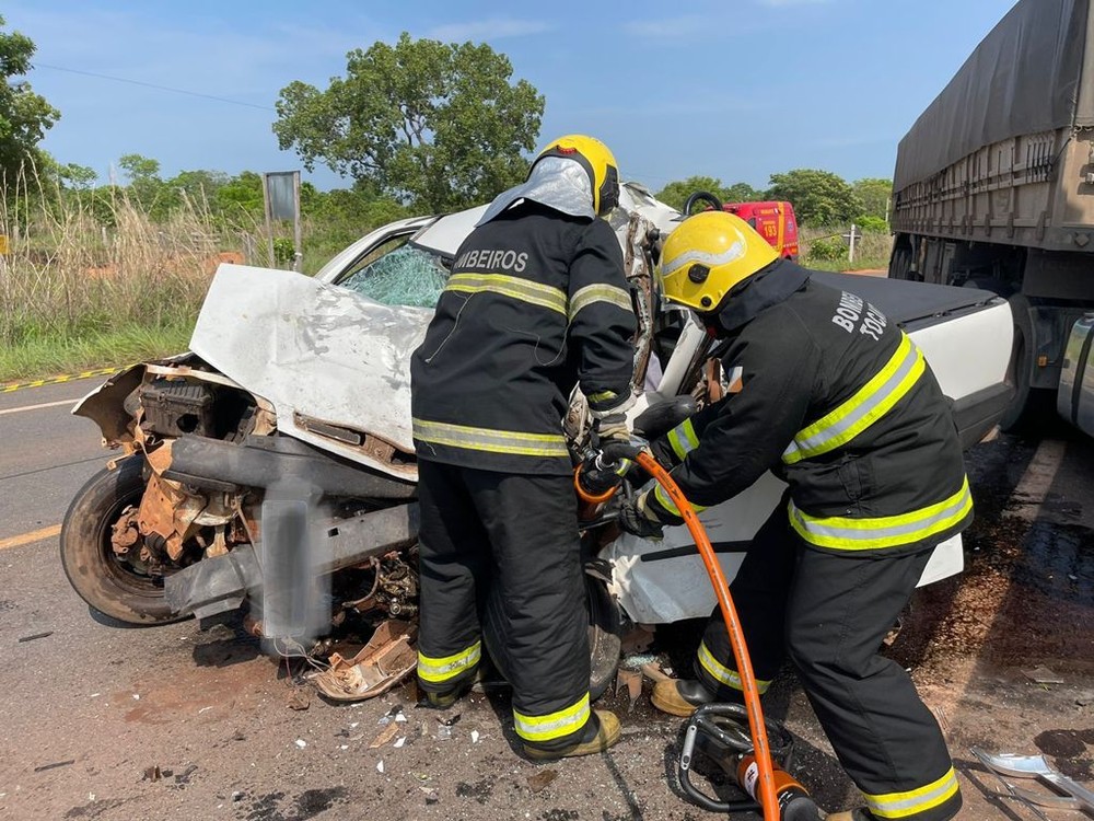 Motorista ficou preso &agrave;s ferragens e morreu ap&oacute;s colis&atilde;o na TO-222 &mdash; Foto: Divulga&ccedil;&atilde;o/Corpo de Bombeiros