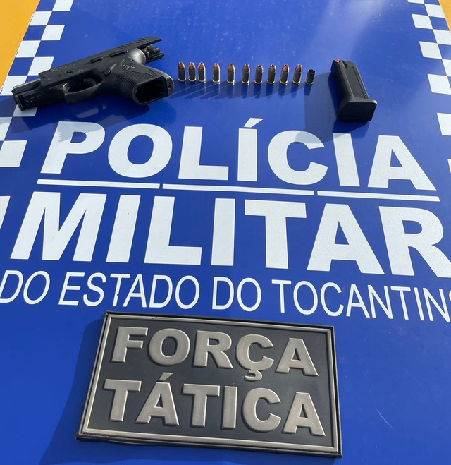 Arma de fogo e muni&ccedil;&otilde;es foram apreendidas &mdash; Foto: Divulga&ccedil;&atilde;o/Pol&iacute;cia Militar