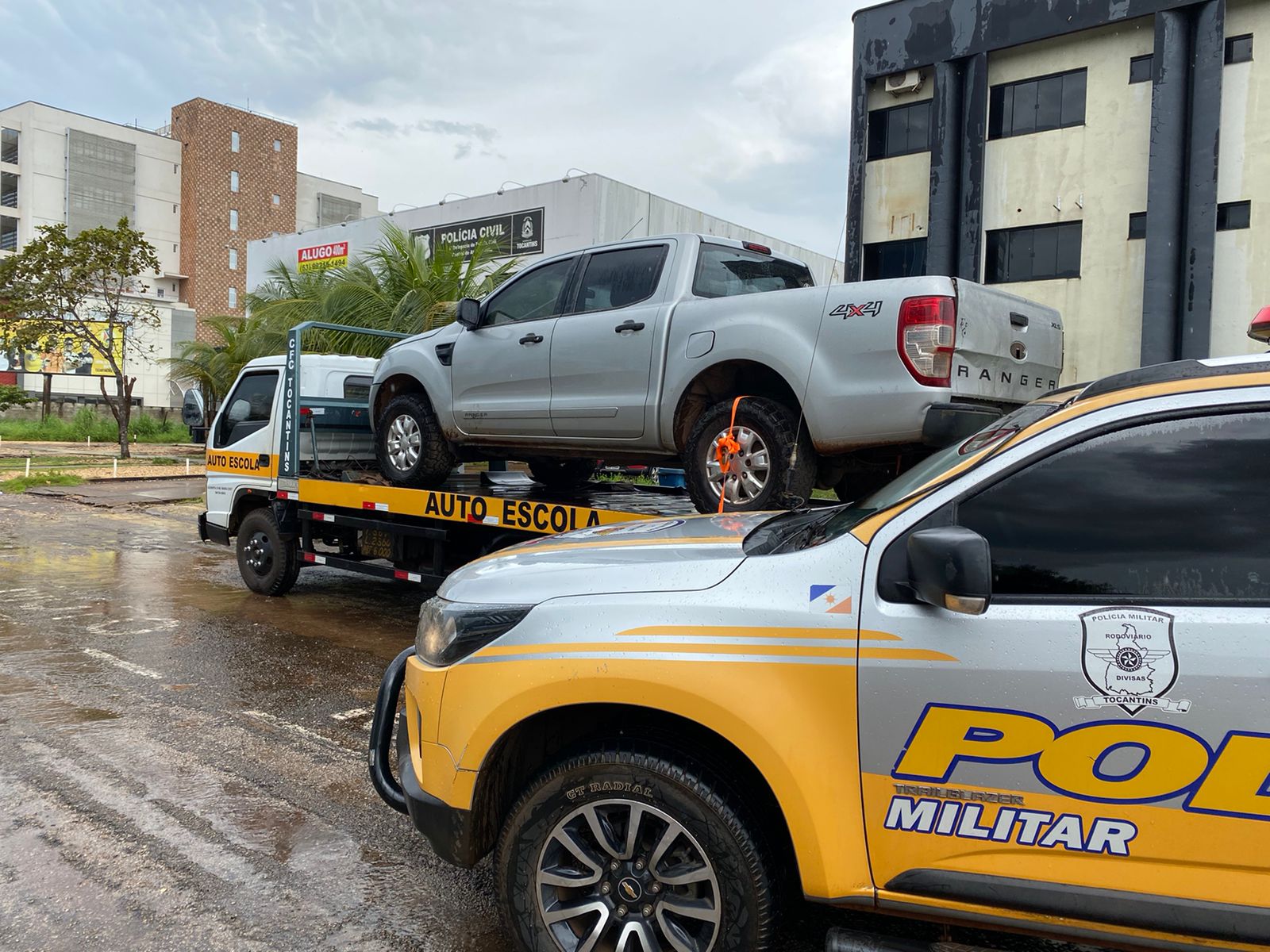 A caminhonete foi apreendida por estar com a documenta&ccedil;&atilde;o de porte obrigat&oacute;ria atrasada. O ve&iacute;culo ficar&aacute; no p&aacute;tio da delegacia at&eacute; que as partes solucionares as pend&ecirc;ncias &ndash; Foto: Alessandro Ferreira / Ag&ecirc;ncia Tocantins