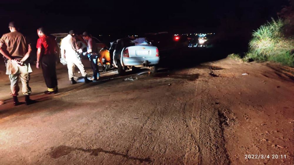 Os dois ve&iacute;culos bateram de frente ap&oacute;s uma tentativa de ultrapassagem em local proibido realizada pelo motorista da caminhonete &ndash; Foto: Edson Gilmar / Ag&ecirc;ncia Tocantins