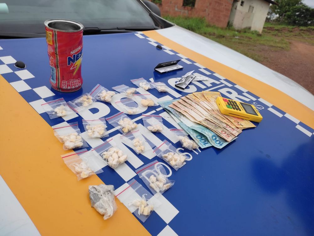 Maquina de passar cart&atilde;o, drogas e dinheiro apreendidos pelos militares em posse do suspeito &ndash; Foto: Divulga&ccedil;&atilde;o / Pol&iacute;cia Militar do Tocantins 