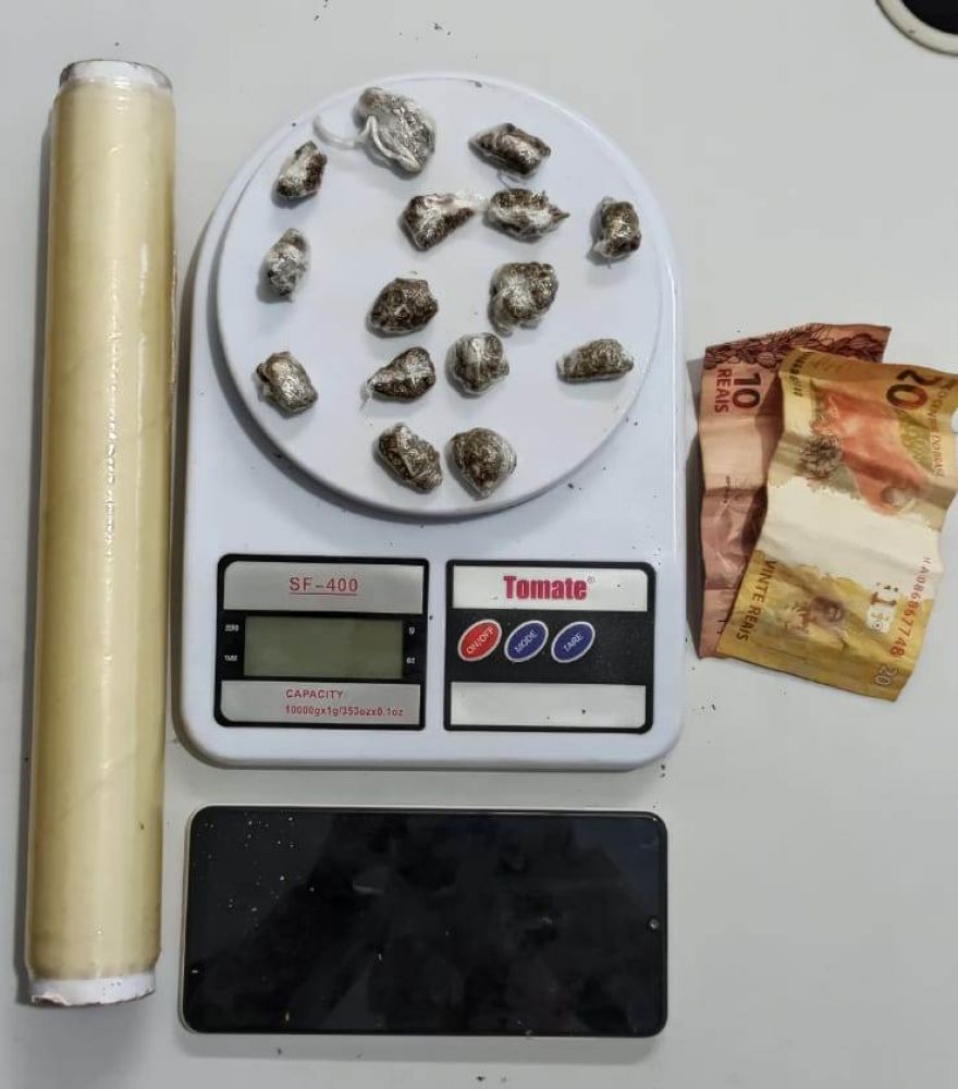 Entorpecente, balan&ccedil;a de precis&atilde;o, dinheiro, aparelho celular e insumos para embalo da drogas &ndash; Foto: Alessandro Ferreira / Ag&ecirc;ncia Tocantins