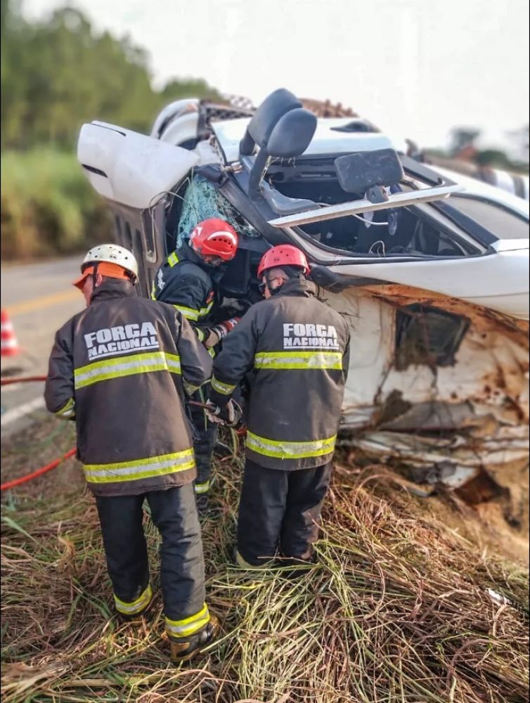 Militares resgatam corpo de v&iacute;tima &mdash; Foto: Divulga&ccedil;&atilde;o/Corpo de Bombeiros