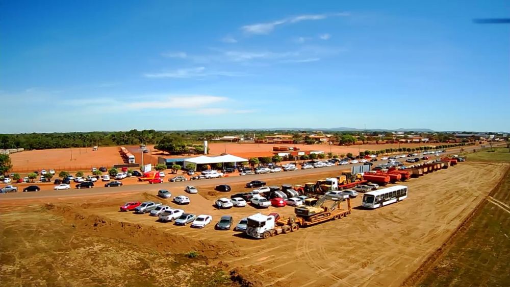 Vista a&eacute;rea do p&aacute;tio de triagem com as m&aacute;quinas da empresa vencedora da licita&ccedil;&atilde;o para in&iacute;cio das obras na Transcolinas &ndash; Foto: Alessandro Ferreira / Assessoria