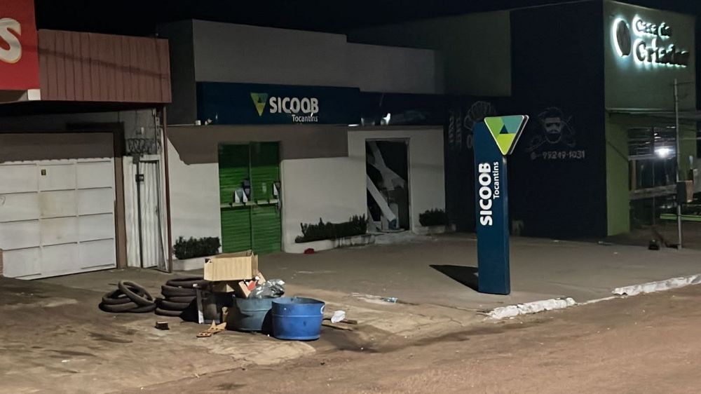 Ag&ecirc;ncia do SICOOB ficou totalmente destru&iacute;da ap&oacute;s o ataque dos criminosos - Foto: Reprodu&ccedil;&atilde;o / Ag&ecirc;ncia Tocantins 