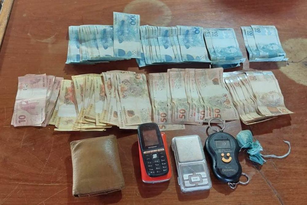 Drogas, dinheiro e aparelhos celulares apreendidos com o suspeito durante a opera&ccedil;&atilde;o &ndash; Foto: Divulga&ccedil;&atilde;o / GOTE 