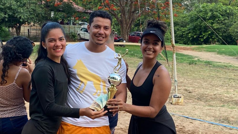 Entrega da premia&ccedil;&atilde;o em dinheiro - Foto: Divulga&ccedil;&atilde;o