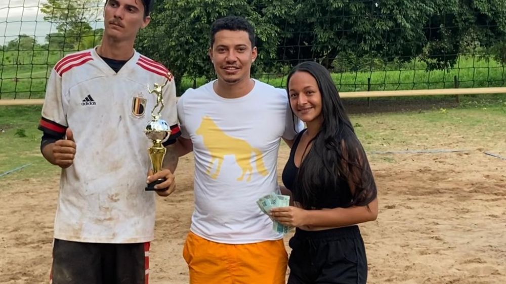 Entrega do trof&eacute;u e da premia&ccedil;&atilde;o em dinheiro - Foto: Divulga&ccedil;&atilde;o