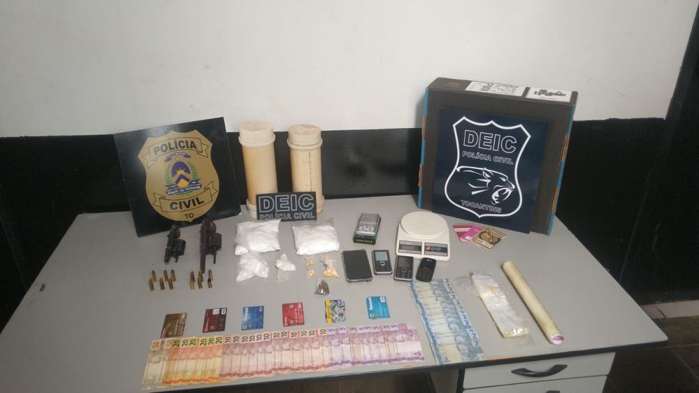 Drogas, dinheiro, armas de fogo e outros objetos il&iacute;citos apreendidos com o suspeito durante a a&ccedil;&atilde;o policial em Guara&iacute; &ndash; Foto: Divulga&ccedil;&atilde;o / 5&ordf; DEIC 