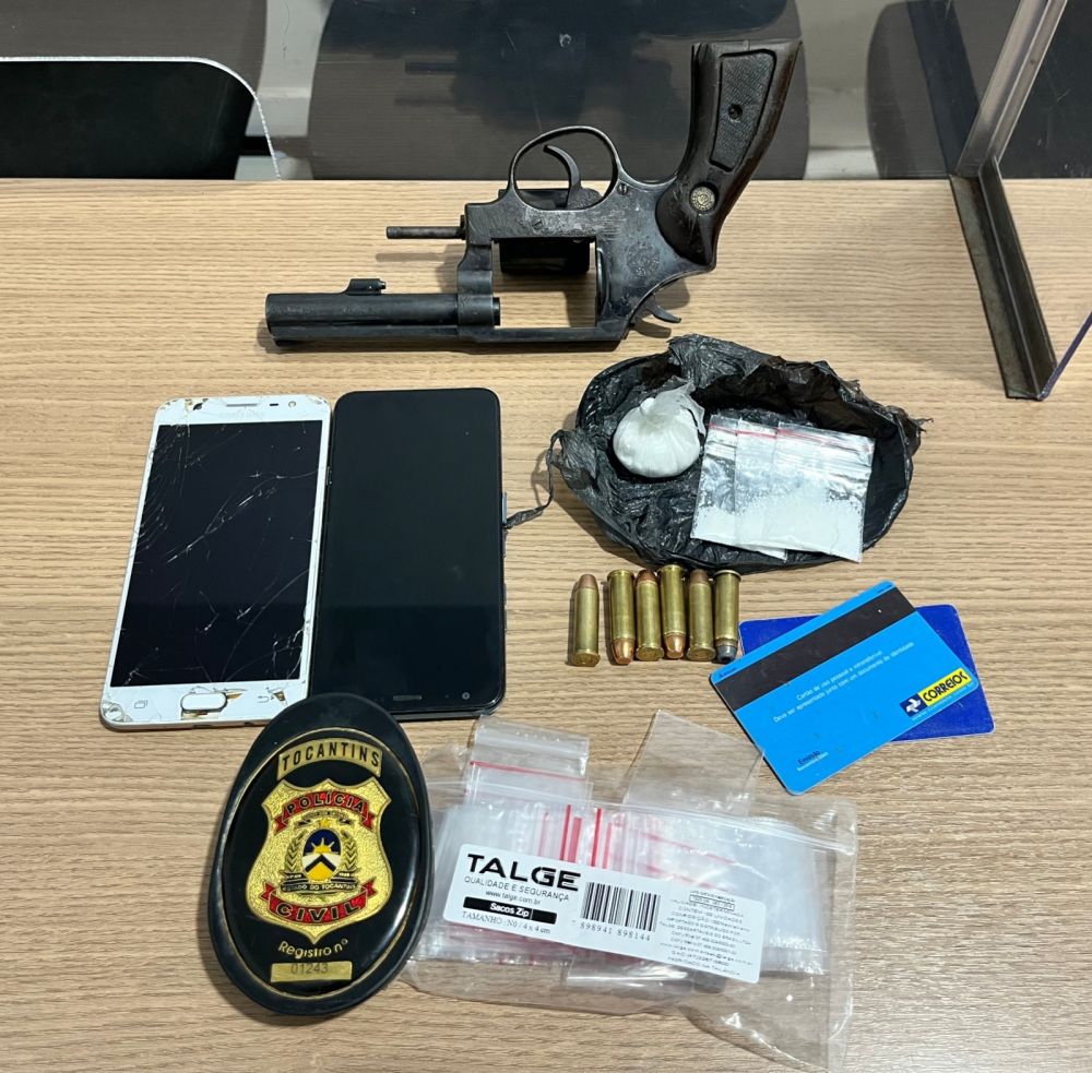 Arma de fogo e drogas apreendidos com o suspeito &ndash; Foto: Divulga&ccedil;&atilde;o / SSPTO 