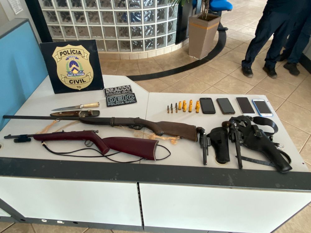 Com o casal, a Pol&iacute;cia Civil apreendeu v&aacute;rias armas de fogo e tamb&eacute;m o punhal utilizado para assassinar a v&iacute;tima &ndash; Foto: Alessandro Ferreira / Ag&ecirc;ncia Tocantins 