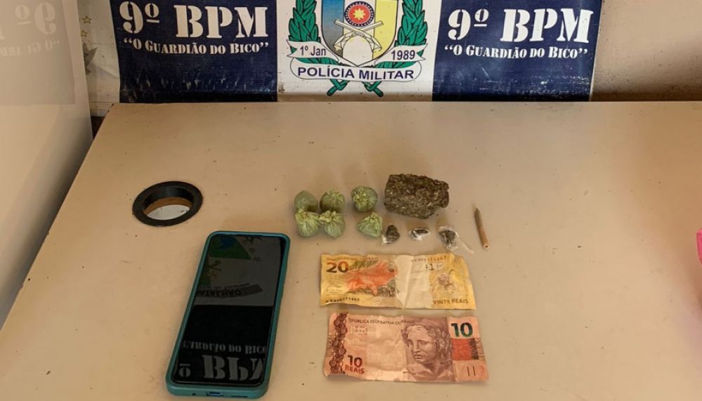 Subst&atilde;ncia entoerpecente apreendida com os suspeitos, al&eacute;m de dinheiro e um aparelho celular - Foto: Divulga&ccedil;&atilde;o / PMTO