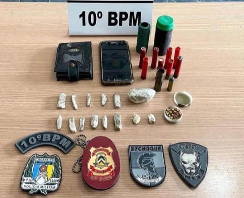 Drogas foram farejadas por c&atilde;es do GOC &mdash; Foto: Divulga&ccedil;&atilde;o/Pol&iacute;cia Civil