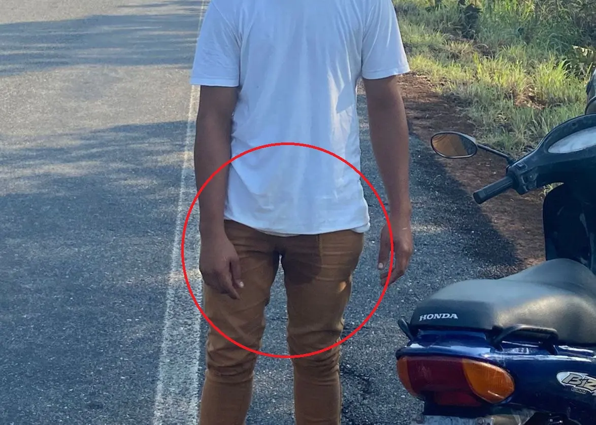 Imagens divulgas pelas redes sociais mostram que o indiv&iacute;duo aparentava ter urinado nas pr&oacute;prias cal&ccedil;as - Foto: Reprodu&ccedil;&atilde;o / Ag&ecirc;ncia Tocantins