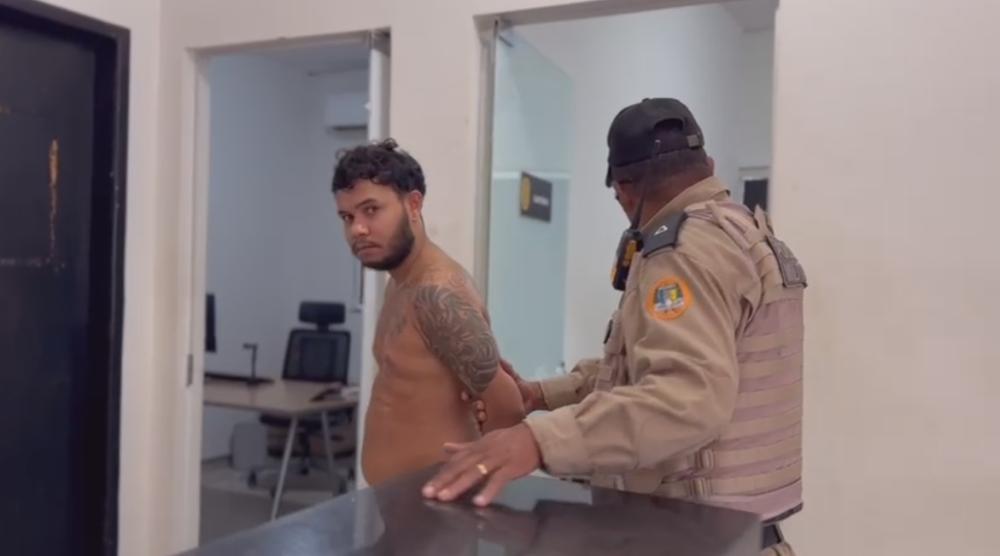 Lucas Gabriel Fernandes Soares, 25 anos, possui uma extensa ficha criminal e foi preso na tarde desta quarta-feira, 14, no Setor Costa Esmeralda, em Aragua&iacute;na &ndash; Foto: Reprodu&ccedil;&atilde;o / Ag&ecirc;ncia Tocantins