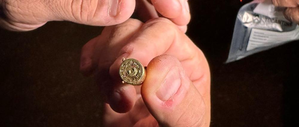 Pr&oacute;ximo ao carro em que Leonam Fernandes foi executado, o perito da Pol&iacute;cia Civil encontrou uma c&aacute;psula de pistola 9mm &ndash; Foto: Allessandro Ferreira / Ag&ecirc;ncia Tocantins