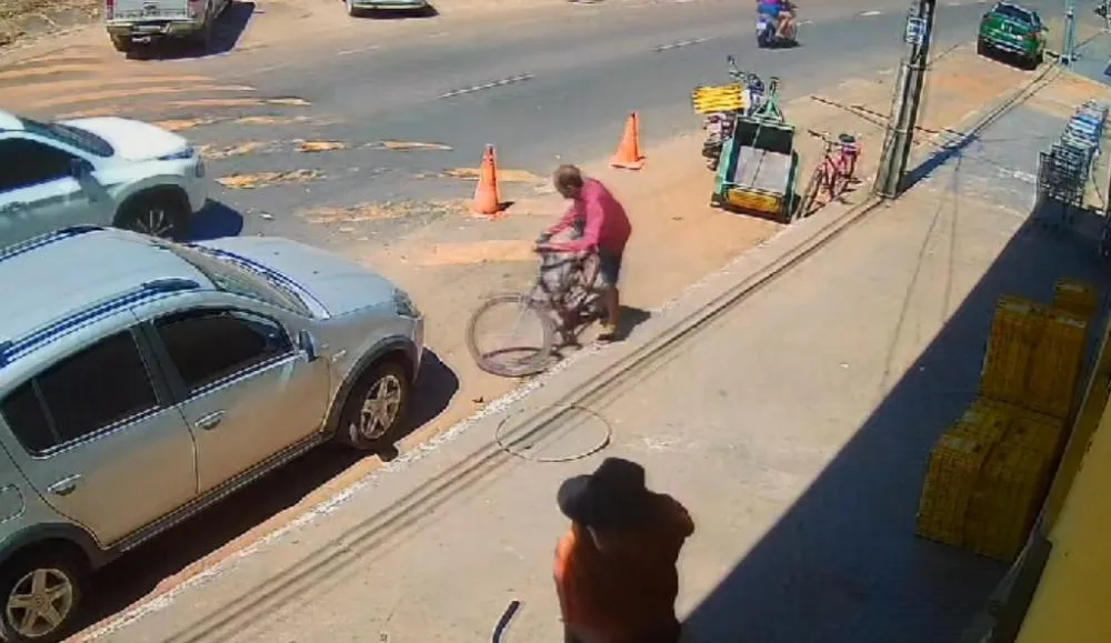 C&acirc;meras de seguran&ccedil;a registraram o momento em que o bandido furta a bicicleta &ndash; Foto: Reprodu&ccedil;&atilde;o / Ag&ecirc;ncia Tocantins