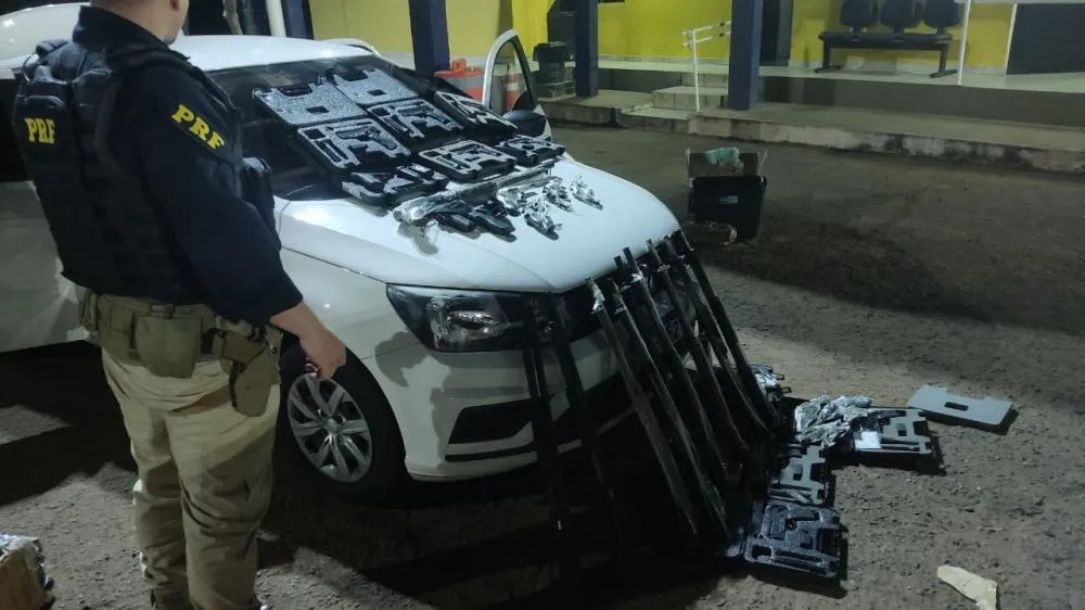 O arsenal estava sendo transportado no porta-malas de um ve&iacute;culo que foi abordado pela PRF na BR-153, em Gurupi &mdash; Foto: Divulga&ccedil;&atilde;o / PRF-TO