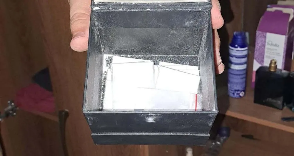 Na casa do suspeito foi encontrada uma caixa de rel&oacute;gio com 24 papelotes de subst&acirc;ncia an&aacute;loga &agrave; coca&iacute;na guardada no quarto do indiv&iacute;duo &ndash; Foto: Reprodu&ccedil;&atilde;o / Ag&ecirc;ncia Tocantins