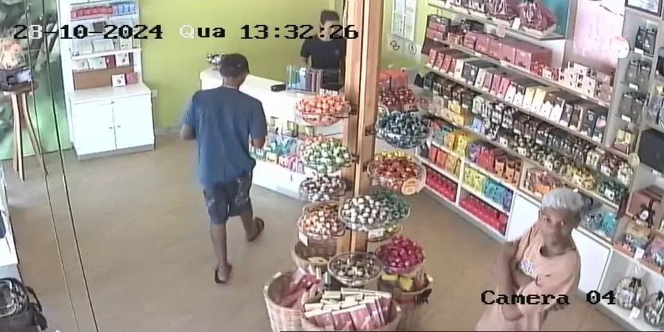 Os bandidos entraram na loja se passando por clientes e ap&oacute;s alguns minustos um dos suspeitos rendeu a funcion&aacute;ria &ndash; Foto: Reprodu&ccedil;&atilde;o / Ag&ecirc;ncia Tocantins