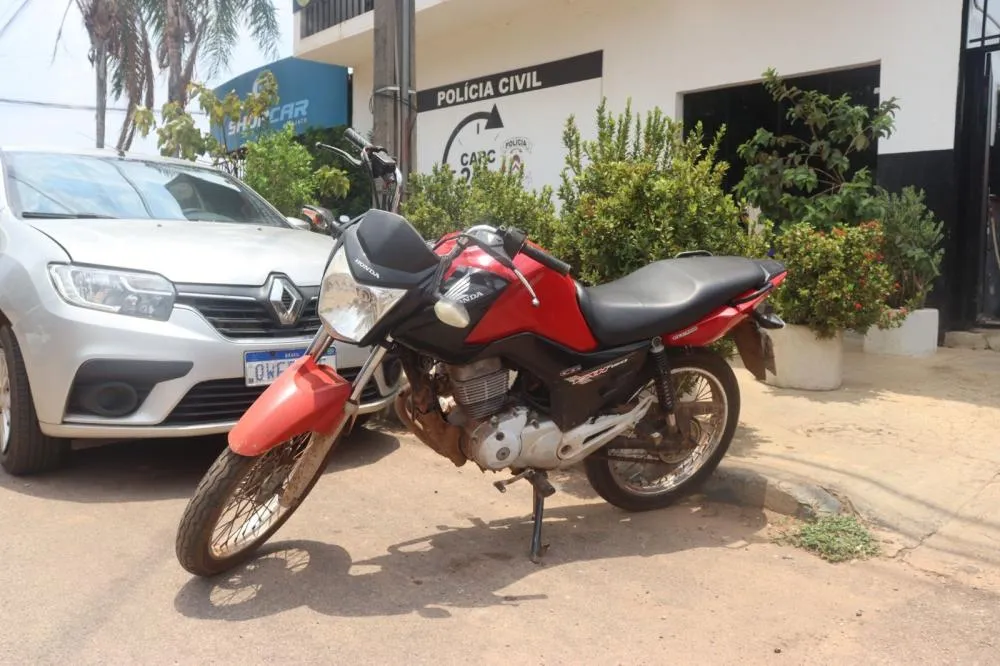 A motocicleta foi recuperada em ap&oacute;s a realiza&ccedil;&atilde;o dos procedimentos na delegacia da Pol&iacute;cia Civil, foi restitu&iacute;da ao seu leg&iacute;timo propriet&aacute;rio &ndash; Foto: Alessandro Ferreira / Ag&ecirc;ncia Tocantins