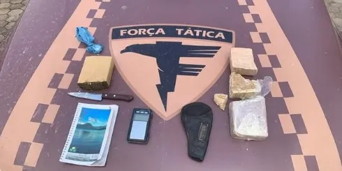 Drogas, arma de fogo e caderno de anota&ccedil;&otilde;es da comercializa&ccedil;&atilde;o das subst&acirc;ncias entorpecentes &ndash; Foto: Reprodu&ccedil;&atilde;o / Ag&ecirc;ncia Tocantins