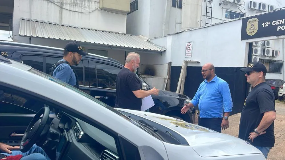 Ap&oacute;s ser preso, Mauro Carlesse foi levado para a delegacia da Pol&iacute;cia Civil em Gurupi, onde prestou depoimento &ndash; Foto: Portal Atitude