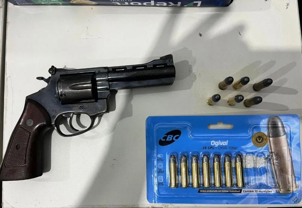 Homem preso em flagrante por posse irregular de arma de fogo. - Foto: DICOM SSP TO 