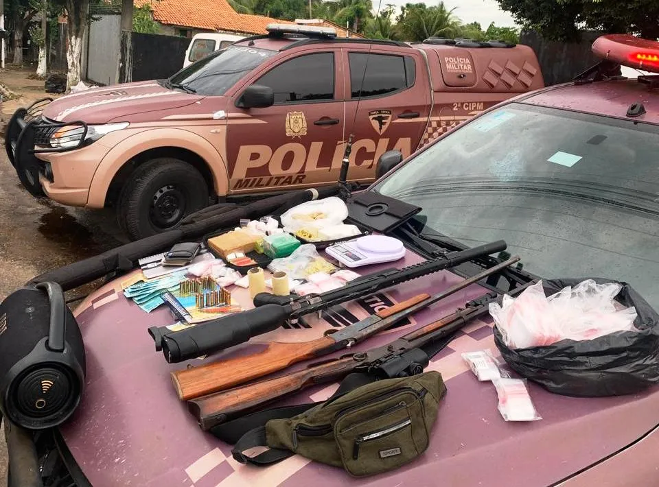 Drogas, dinheiro, armas e demais objetos de proced&ecirc;ncia il&iacute;cita apreendidos com o suspeito &ndash; Foto: Reprodu&ccedil;&atilde;o / Ag&ecirc;ncia Tocantins