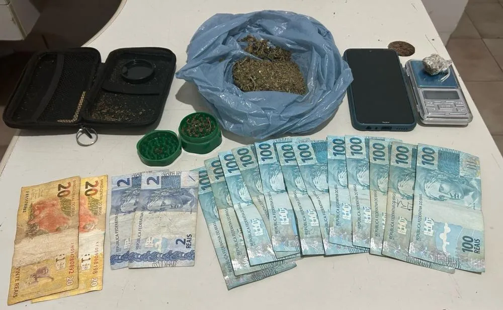 Droga, dinheiro e demais objetos utilizados na trafic&acirc;ncia apreendidos pelos policiais militares &ndash; Foto: Reprodu&ccedil;&atilde;o / Ag&ecirc;ncia Tocantins