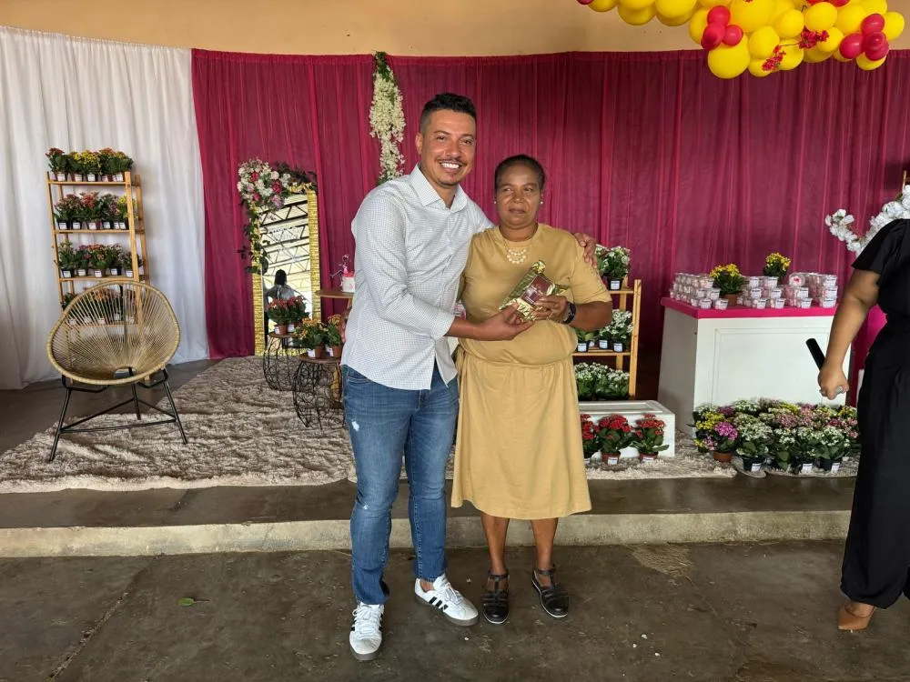 Prefeito Dione do Pastel, ao lado da sua m&atilde;e, dona Regina da Concei&ccedil;&atilde;o &ndash; Foto: Ascom / Prefeitura 