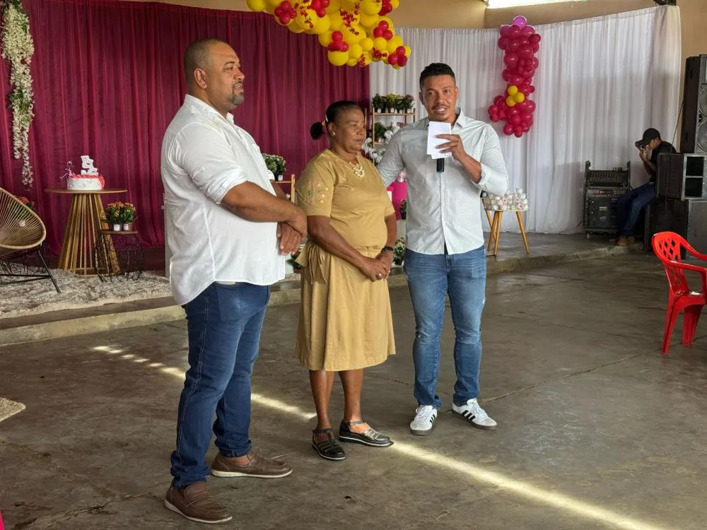 Ao lado do vice-prefeito Darilson Carvalho, Dione do Pastel prestou uma homenagem a sua m&atilde;e e a todas as mulheres &ndash; Foto: Ascom / Prefeitura